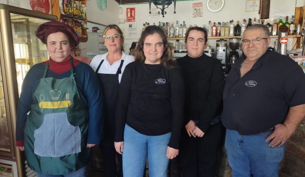 La joven propietaria junto al resto de la plantilla conformada por los integrantes de su familia y una camarera.