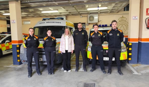 Algunos de los voluntarios reconocidos junto a Alicia López, delegada de Seguridad