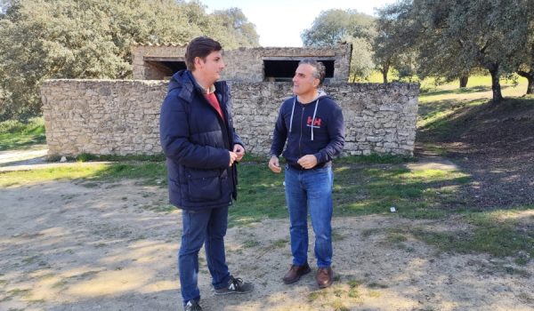 Fernández y Crespo frente a una de las infraestructuras que se van a mejorar