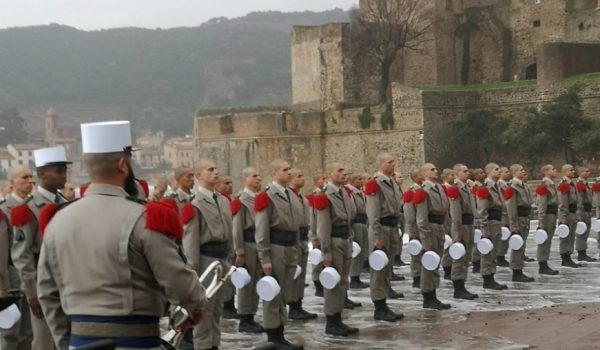 Imagen de un acto de imposición del kepí blanc en Francia