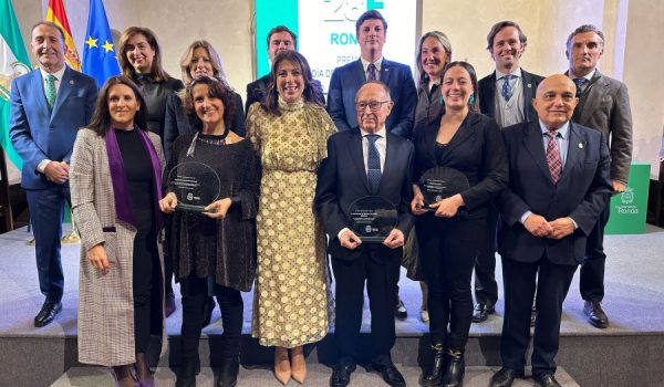 Los galardonados junto a los concejales del equipo de gobierno municipal.