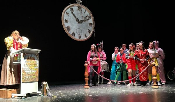 La pregonera escenificó un juicio, acompañada de antiguos compañeros, amigos y familiares.