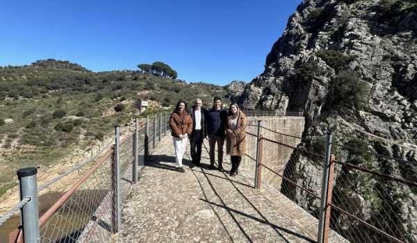 El Ayuntamiento ya ha planteado un proyecto en este espacio tras la creación de un puente flotante, una tirolina y varias vías ferratas junto a la entrada a la cueva de Hundidero.