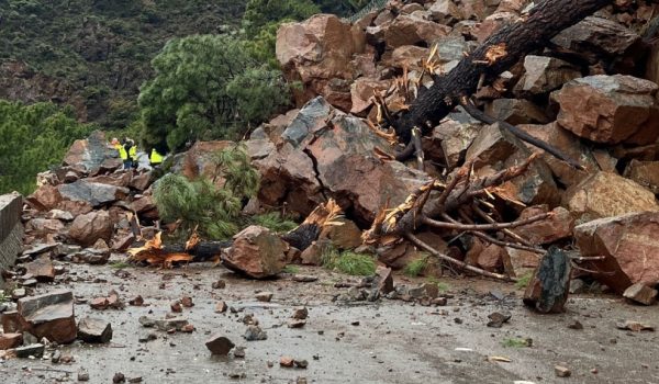 Las fuertes precipitaciones produjeron un deslizamiento de ladera y desperfectos en el tablero del viaducto situado a la altura del kilómetro 31.