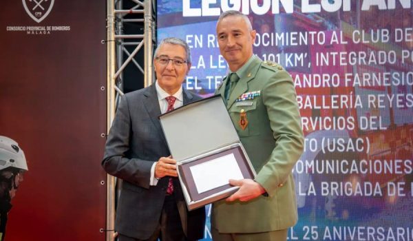El coronel Fernando Sánchez, a la derecha, junto al presidente de la Diputación Provincial, Francisco Salado