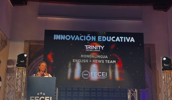 Charlotte Wilmot, directora de RondaLingua, en la entrega del premio