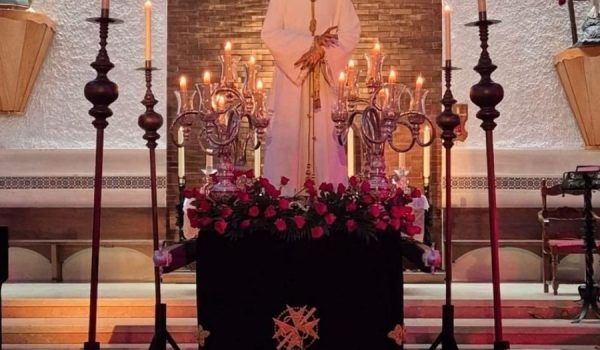 La imagen se encontraba en andas presidiendo el altar mayor de San Cristóbal.