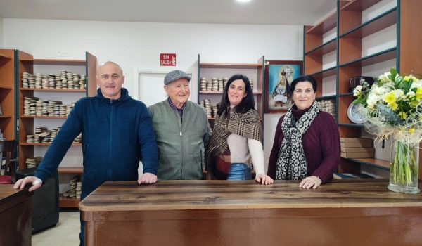 Francis, Emilio, Mercedes y Elena en su establecimiento ubicado en el número 14 de calle Los Remedios.