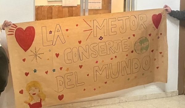 Los alumnos despidieron a Carmen con pancartas el pasado jueves.