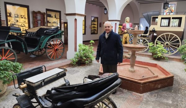 El coleccionista posa en el patio central de las instalaciones