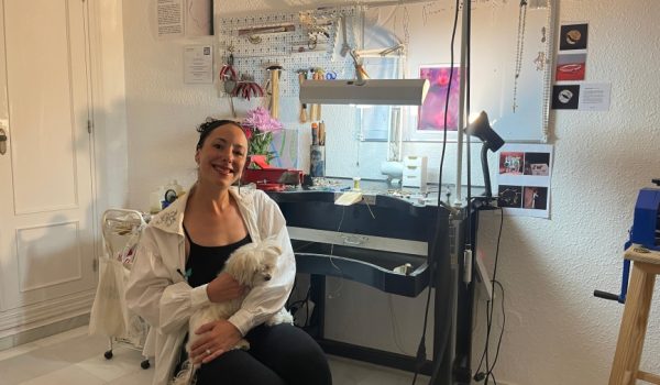 La diseñadora nos ha enseñado su taller y algunas de las piezas en las que está trabajado.