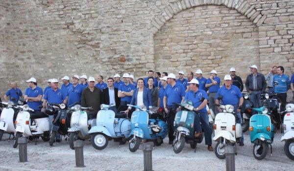 Una de las motos Vespa que forma parte de este club data del año 1953.