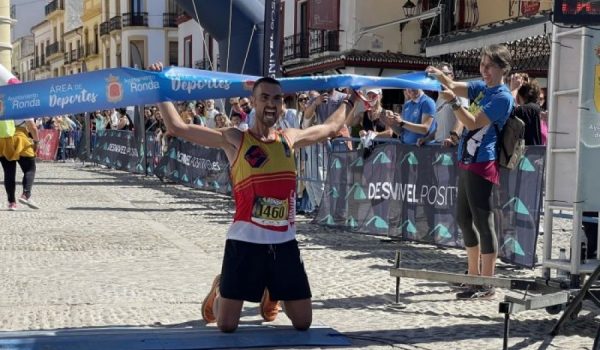 Entrada en meta del gaditano Christian López, ganador en la trail de 2023