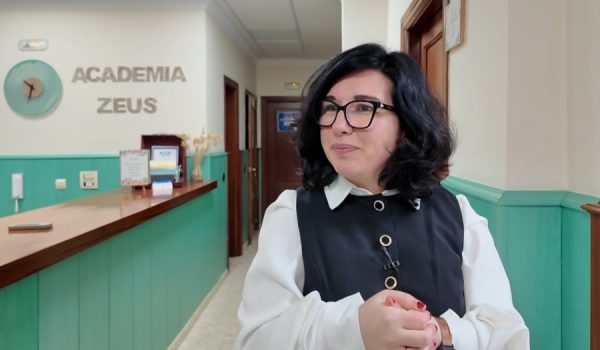 Sánchez nos recibe en la recepción de la academia, la cual cuenta con varias aulas totalmente equipadas.