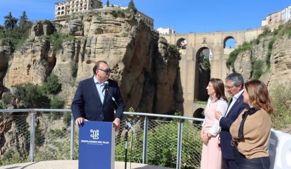 El consejero Arturo Bernal en la inauguración del primer tramo del Camino del Desfiladero en abril del pasado año.