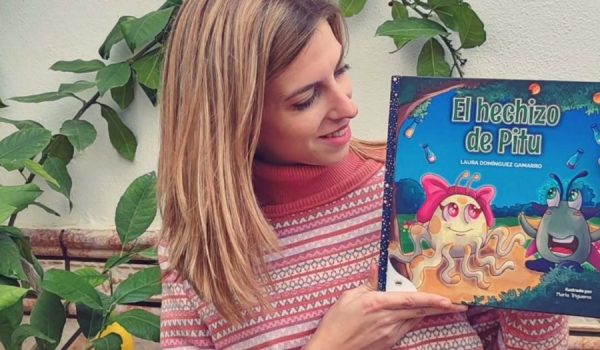 La autora posa con el libro