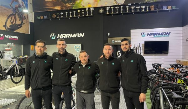 La plantilla de la empresa en sus instalaciones de la calle Genal, en el polígono industrial de Ronda.