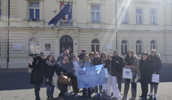 Los doce alumnos del centro junto a dos profesores en la ciudad croata.
