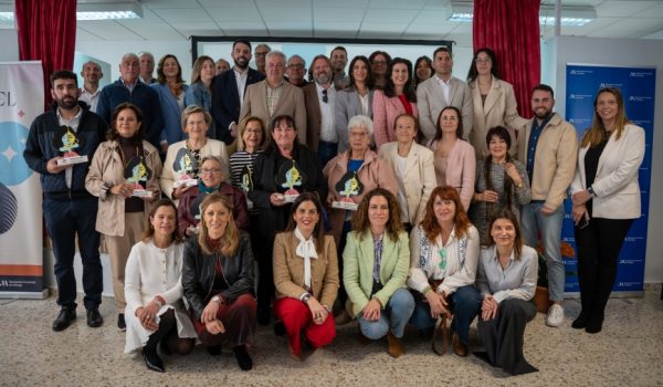 Homenajeadas junto a representantes institucionales.