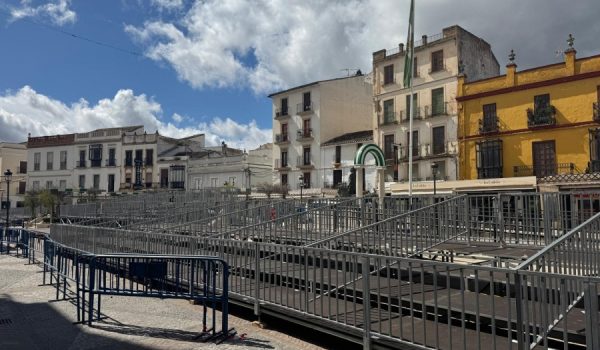 Una decena de trabajadores de la delegación de Obras están trabajando en este montaje donde se ampliará la tribuna con varios elementos nuevos.