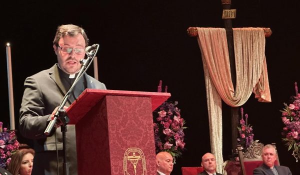 Magistral exaltacion del sacerdote Juan Carlos Millán para pregonar la Semana Santa de Ronda 2025