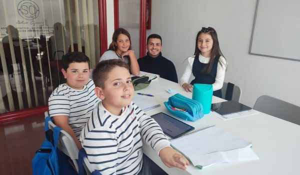 El joven profesor junto a varios de sus alumnos en sus instalaciones de Avenida Victoria.