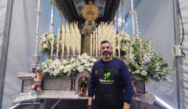 Nos ha atendido junto al trono de la Virgen de la Esperanza.