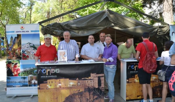 El stand de información se ha situado en el paseo central de la Alameda del Tajo.