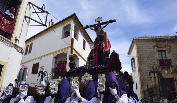 Decenas de personas han querido acompañar a esta hermandad en su salida procesional