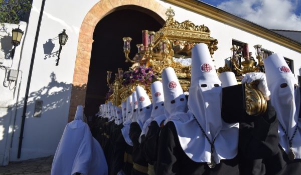 El Cristo Yacente a su salida de la Casa Hermandad