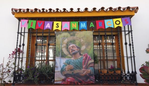 Los vecinos también han engalanado sus viviendas.