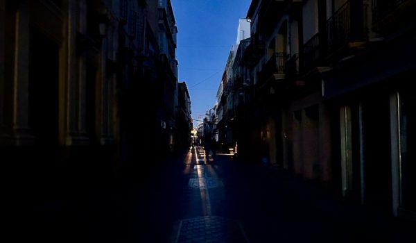 La calle La Bola ha permanecido a oscuras durante gran parte de su jornada