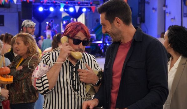 Los participantes lucen divertidos disfraces durante la fiesta