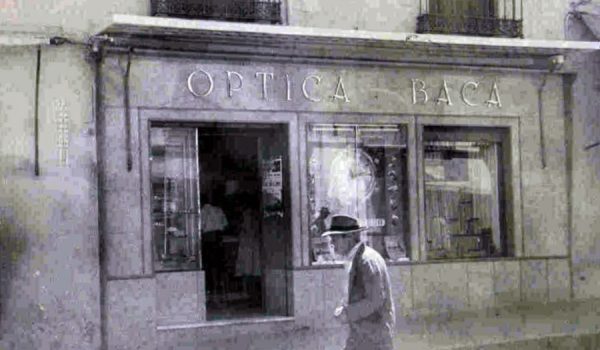 Antigua fachada del negocio, en el que también se vendían relojes.