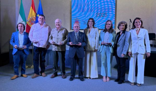 Foto de familia de los premiados con la alcaldesa de Ronda