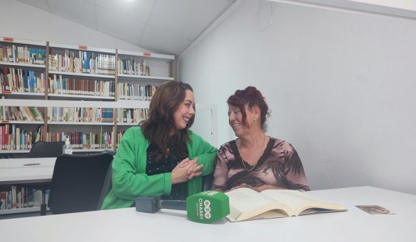 Mari, la de la Pascuala, nos atiende en una de las salas de la Biblioteca Municipal de Benaoján, en el marco de la Feria del Libro.