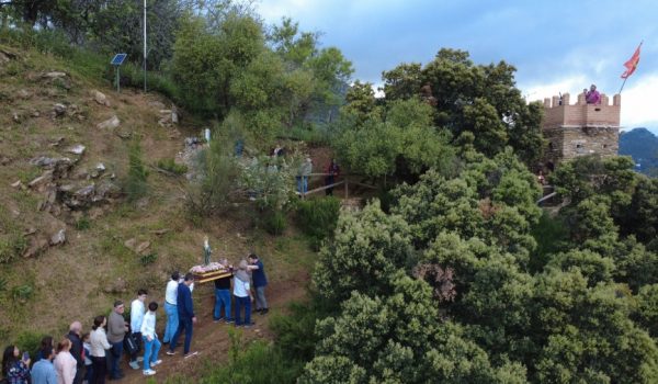 A lo largo de este sendero se sitúan cinco hitos que representan los cinco Misterios del Rosario.