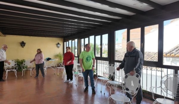 En la terraza cubierta realizan ejercicios de mantenimiento físico.