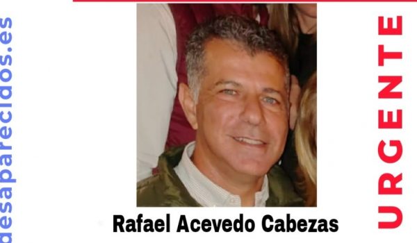 Tiene 52 años y mide 1,70 metros, de complexión normal, pelo negro rizado y ojos azules.