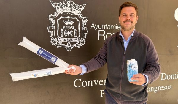 Martínez muestra los aplaudidores y las botellas de agua tematizadas