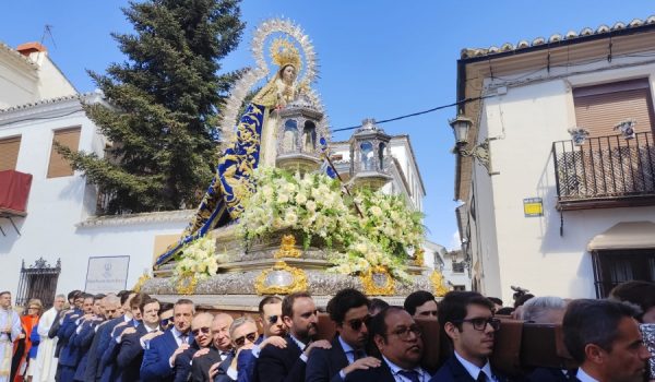 La Virgen de la Paz, a la salida de su santuario