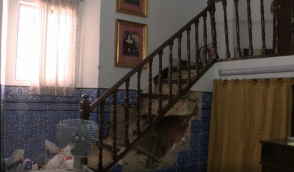 El acceso tenía una estructura de madera, que cedió debido al apolillamiento de la misma