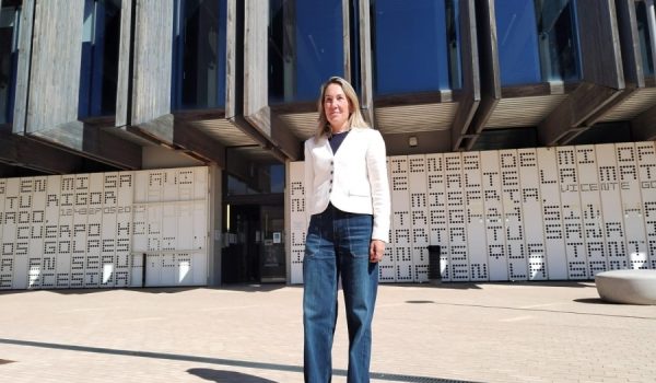 Alicia López junto a la biblioteca comarcal