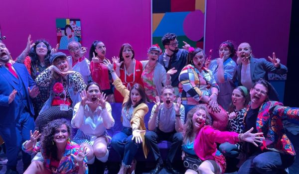 Elenco de la adaptación teatral junto a la concejal de Cultura.