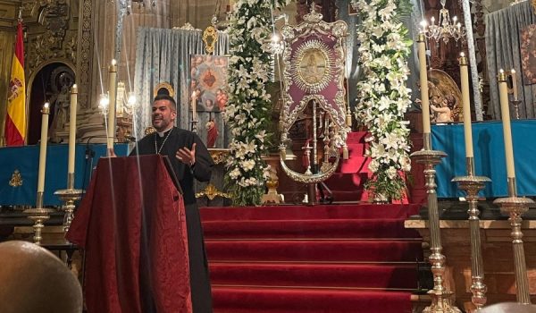 El reverendo manifestó su amor por la Virgen del Rocío.