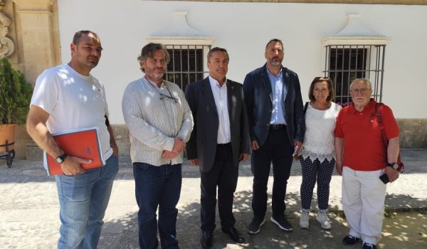 La rueda de prensa ha tenido lugar en la puerta del Ayuntamiento
