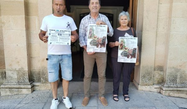 Juan Carlos González, delegado de Pedanías, junto a representantes de la asociación de vecinos.