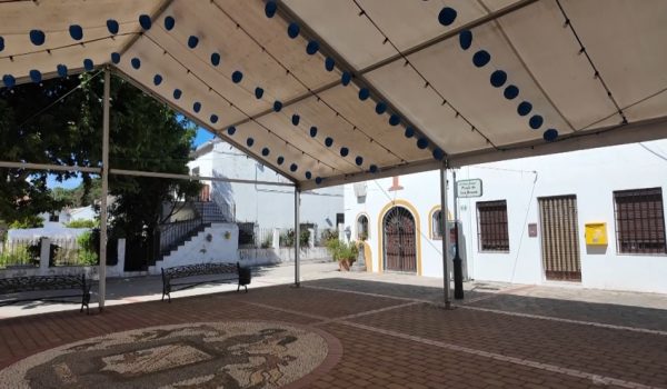 La Ermita está situada en la plaza de San Roque.