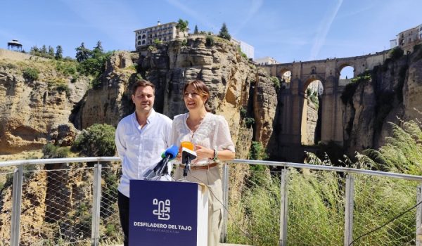 María de la Paz Fernández, junto al delegado de Turismo, Ángel Martínez