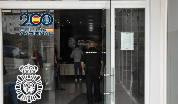Los gritos de auxilio de la anciana alertaron a un ciudadano que se encontraba estacionando su vehículo cerca del lugar y que acudió rápidamente en su ayuda